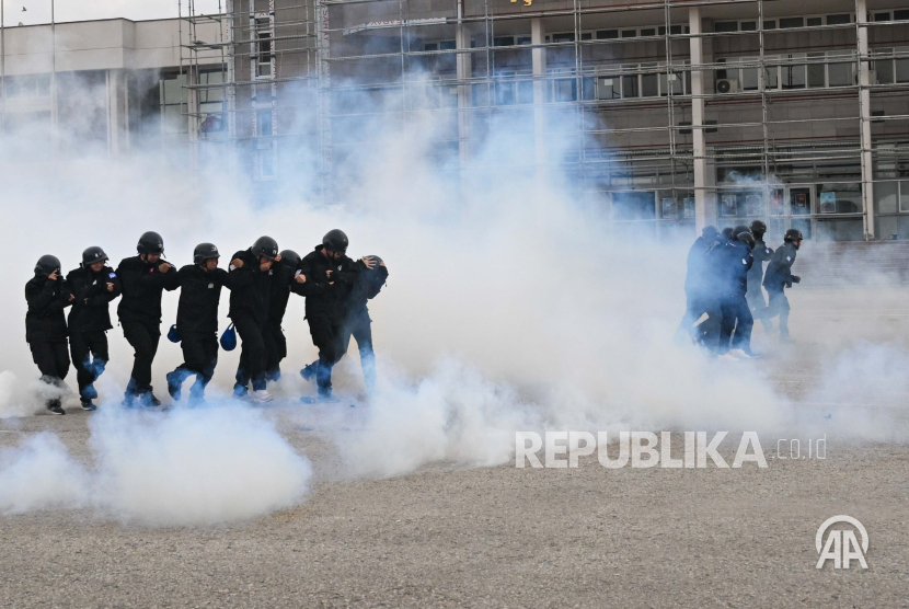 Latihan menghadapi gas ari mata saat War Journalism Training Program yang digelar Anadolu Agency bekerja sama dengan Akademi Kepolisian Turki di Ankara, Kamis (17/9/2026).