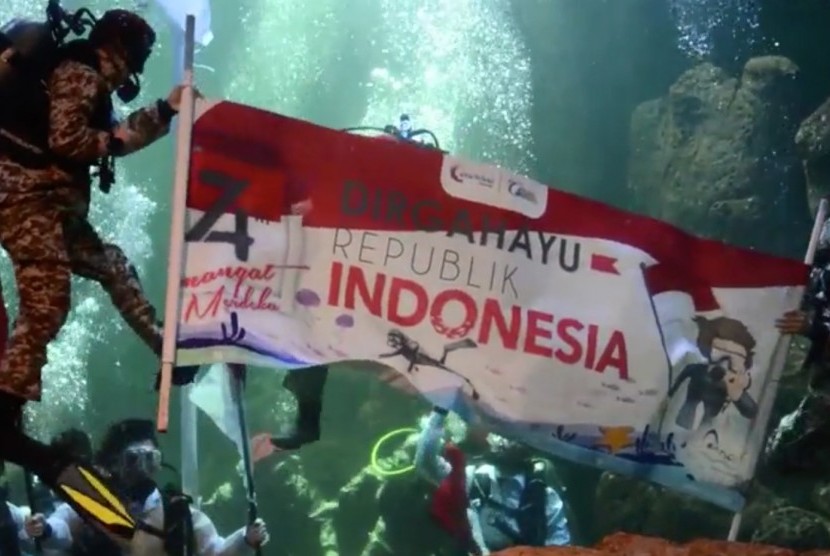 Latihan pengibaran bendera di akuarium Sea World, Ancol