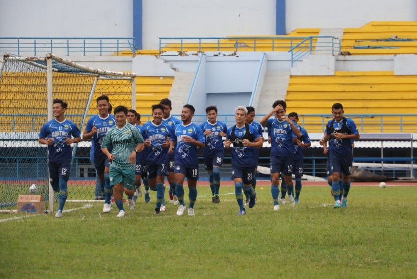Para pemain Persib Bandung menjalani latihan. 
