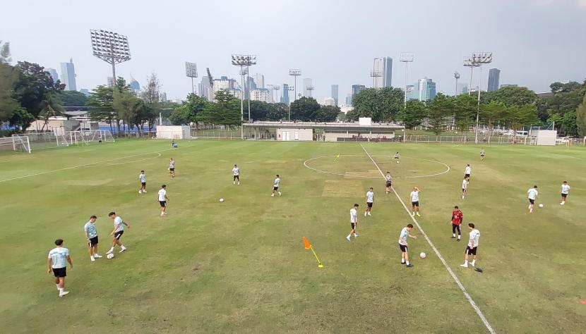 Latihan perdana timnas Indonesia di Lapangan B Gelora Bung Karno, Senayan, Jakarta.