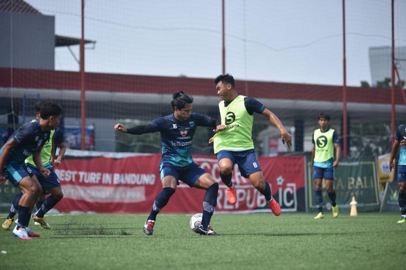 Latihan Persib Bandung di Soccer Republic, Pasteur, Kota Bandung, Selasa (28/12). Persib baru-baru ini kedatangan pemain baru, Bruno Cantanhede.