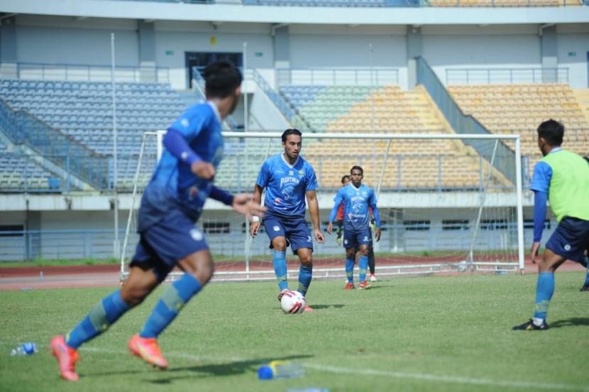 Latihan Persib Bandung di Stadion Gelora Bandung Lautan Api, Gedebage, Kota Bandung, Kamis (3/6).