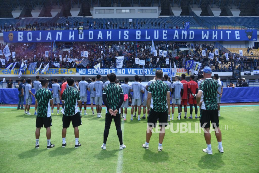 Latihan Persib Bandung di Stadion Gelora Bandung Lautan Api pada Kamis (13/2/2025) dipadati Bobotoh.