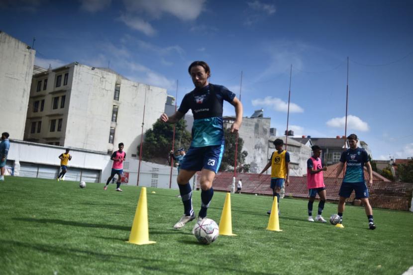 Latihan Persib di Soccer Republic Pasteur, Kota Bandung, Rabu (8/9). 