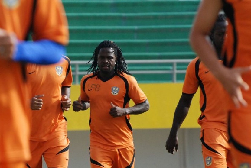 LATIHAN PERSIRAM. Pemain Persiram Raja Ampat melakukan latihan di Stadion Gelora Sriwijaya Jakabaring Palembang, Sumsel, Jumat (16/3). Persiram Raja Ampat akan berhadapan dengan tuan rumah Sriwijaya FC pada laga Indonesia Super League, Sabtu (17/3).