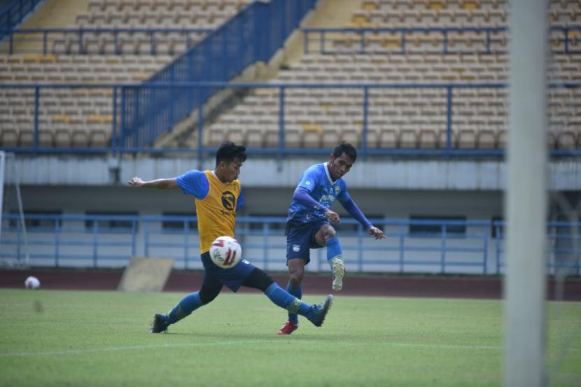 Latihan rutin Persib Bandung di Stadion Gelora Bandung Lautan Api, Kota Bandung, Senin (31/5). 