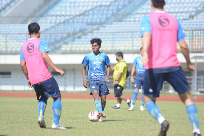 Latihan rutin Persib Bandung di Stadion Gelora Bandung Lautan Api, Kota Bandung, Senin (21/6). 