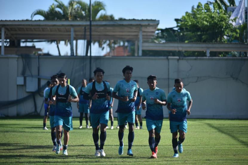Para pemain Persib Bandung menjalani latihan. 
