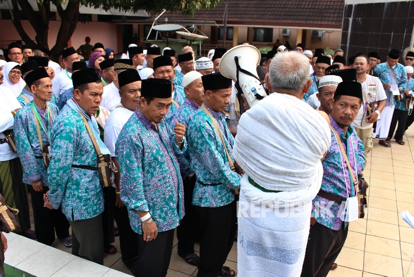 Latihan Thawaf. Petugas menerangkan tata cara proses pelaksanaan Thawaf di Asrama Haji Bekasi, Jawa Barat, Senin (31\7).