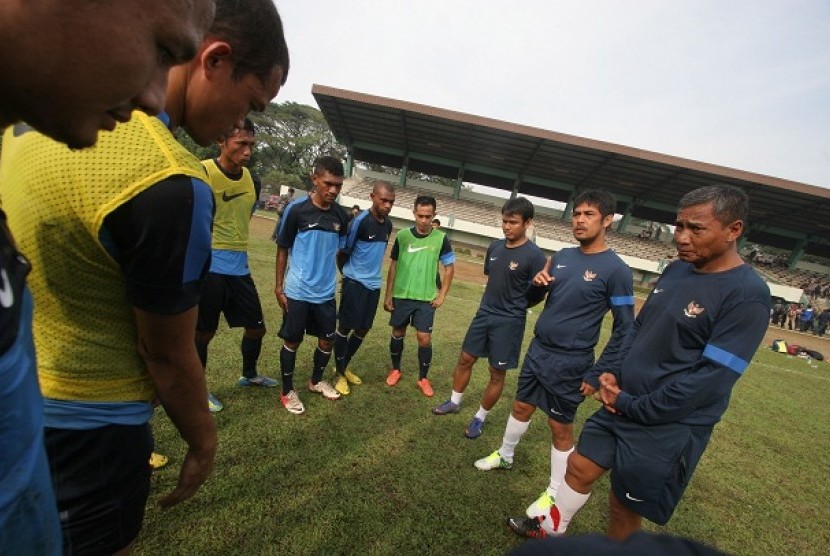 LATIHAN TIMNAS. Pelatih Tim Nasional Indonesia Nil Maizar (kedua kanan) memberi pengarahan kepada anak asuhnya saat latihan di Stadion Universitas Sumatera Utara (USU) di Medan, Sumut, Senin (7/1). 