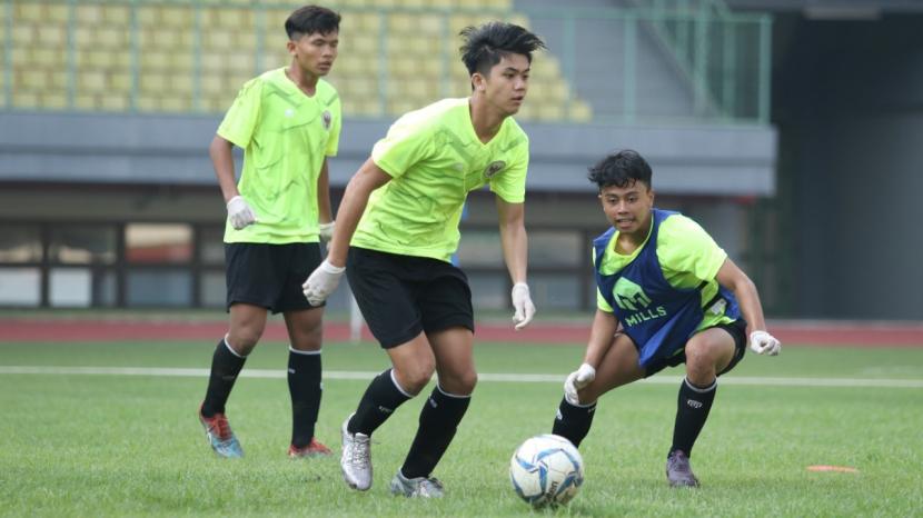 Pemusatan latihan timnas U-16 Indonesia di Stadion Patriot Candrabhaga, Bekasi..