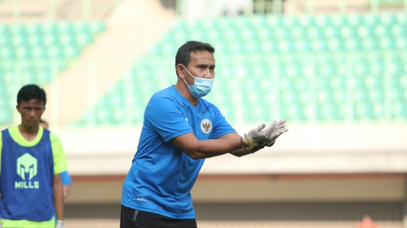 Bima Sakti memimpin latihan timnas U-16 Indonesia. 