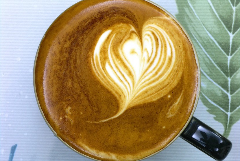 Adanya susu pada minuman kopi dapat menetralkan efek peningkatan asam lambung.