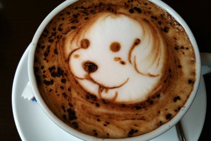 Latte art atau seni menggambar dengan susu dan kopi.
