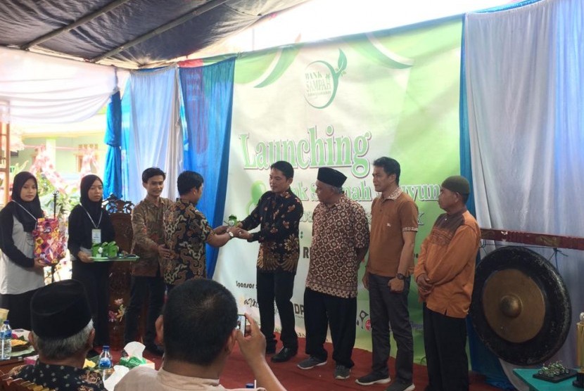 Launching Bank Sampah Sauyunan di Kampung Cipancur, Desa Sirnasari, Kecamatan Sariwangi, Kabupaten Tasikmalaya, Ahad (18/8). Hasil keuntungan pengelolaan sampah di tempat itu sebagian digunakan untuk gaji guru diniyah dan mubaligh. 