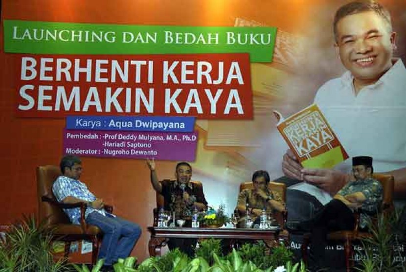   Launching buku “Berhenti Kerja Semakin Kaya” karya Aqua Dwipayana di Jakarta, Rabu (23/1) malam.