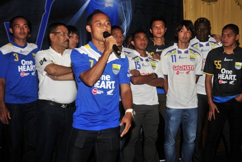 LAUNCHING PEMAIN PERSIB. Pemain Persib, Atep memberikan pernyataannya pada acara perkenalan Pemain Persib di Pendopo Balaikota Bandung, Jawa Barat, Jumat (30/11).