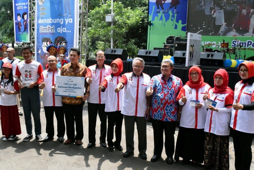 Launching Produk SimPel iB bank bjb syariah yang dihadiri Gubernur Jawa Barat Ahmad Heryawan, Dewan Komisioner Otoritas Jasa Keuangan Ilya Avianti, Perwakilan Manajemen bank bjb dan Direktur bank bjb syariah Yocie Gusman.