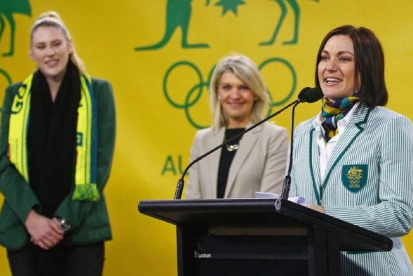 Lauren Jackson (kiri) dan Anna Meares berdiri di samping ketua kontingen perempuan pertama Australia, Kitty Chiller.
