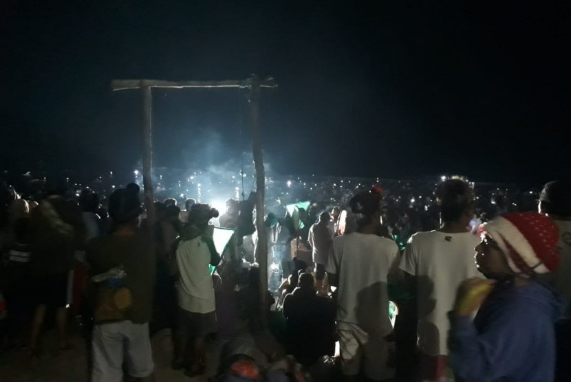 Lautan manusia berburu cacing laut berwarna-warni dalam Festival Pesona Bau Nyale di Pantai Seger, KEK Mandalika, Lombok Tengah, NTB, Senin (25/2) dini hari.