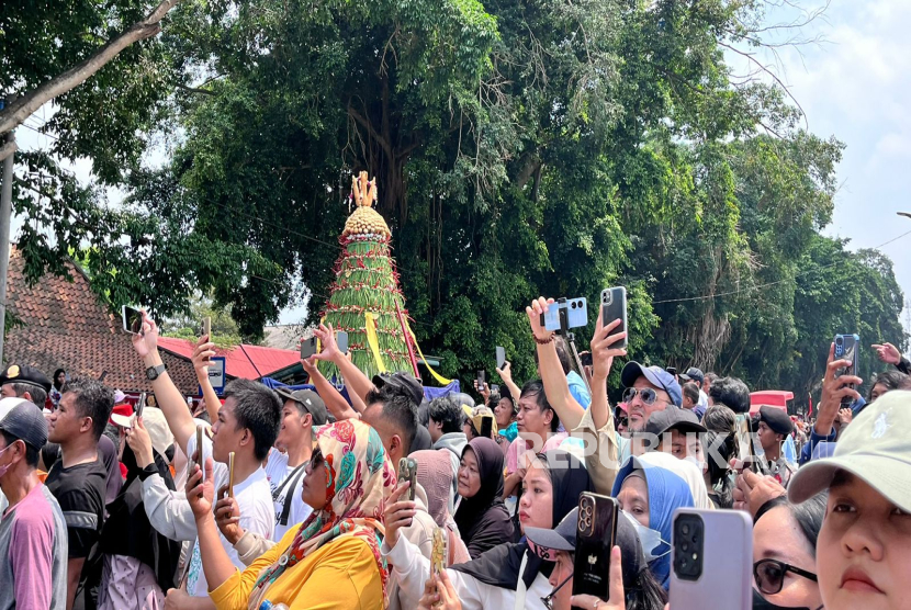 Lautan manusia memadati jalanan di sepanjang Titik Nol Kilometer, Alun-alun Utara hingga Masjid Gedhe Kauman, Kota Yogyakarta untuk menyaksikan Garebeg Maulud, Jumat (5/9/2025). 