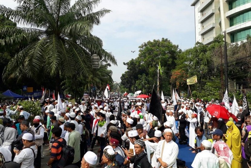 Lautan massa kontra Ahok dari umat Islam berkumpul di depan Kementerian Pertanian, Jakarta, mengawal sidang kasus dugaan penistaan agama, Selasa (9/5). 