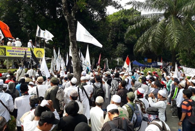 Lautan masa kontra Ahok dari umat Islam berkumpul di depan Kementerian Pertanian, Jakarta, mengawal sidang kasus dugaan penistaan agama, Selasa (9/5). 