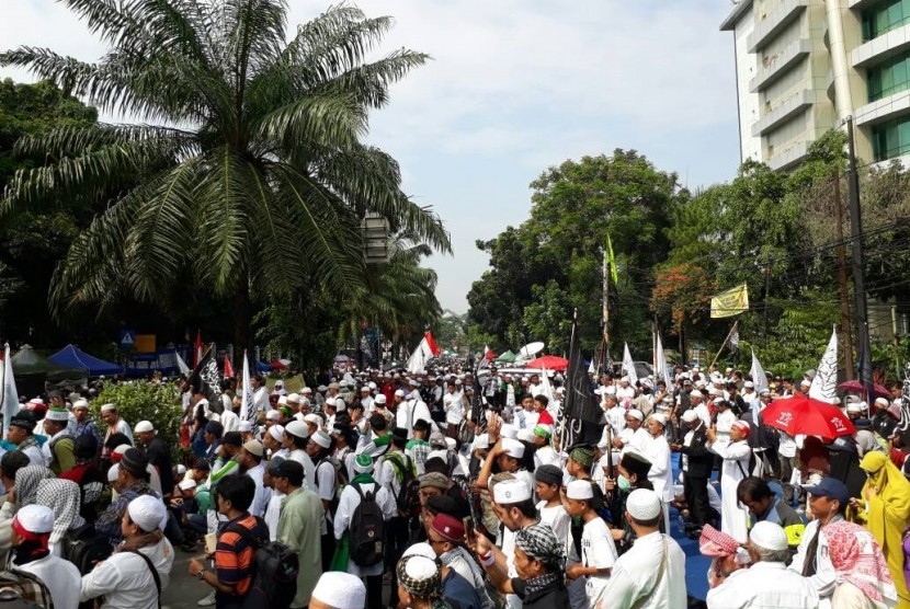 Lautan masa kontra Ahok dari umat Islam berkumpul di depan Kementerian Pertanian, Jakarta, mengawal sidang kasus dugaan penistaan agama, Selasa (9/5). 