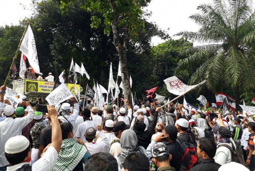 Lautan massa kontra Ahok dari umat Islam berkumpul di depan Kementerian Pertanian, Jakarta, mengawal sidang kasus dugaan penistaan agama, Selasa (9/5).