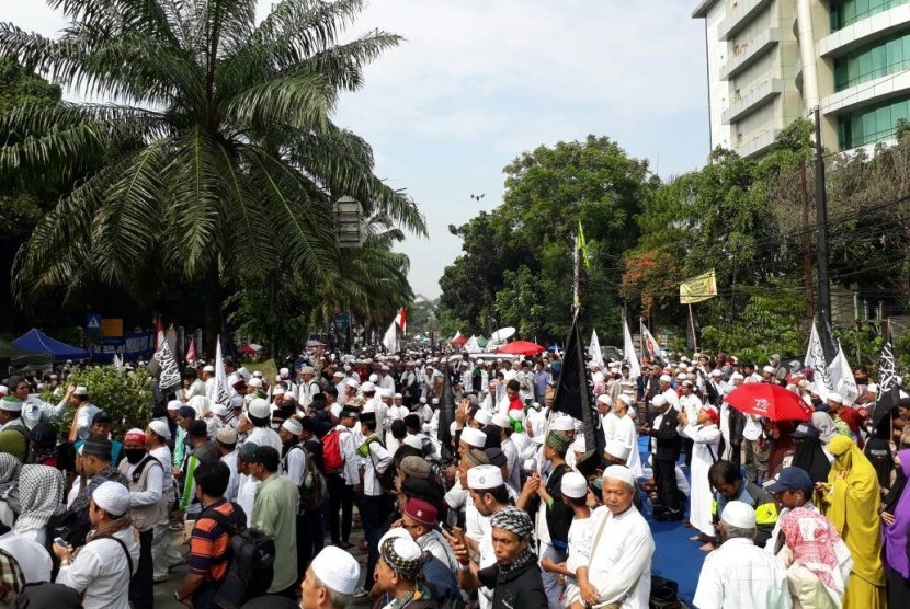Lautan masa kontra Ahok dari umat Islam berkumpul di depan Kementerian Pertanian, Jakarta, mengawal sidang kasus dugaan penistaan agama, Selasa (9/5). 