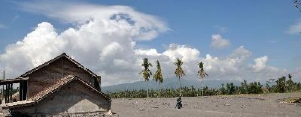 Lautan pasir di desa di lereng Gunung Merapi