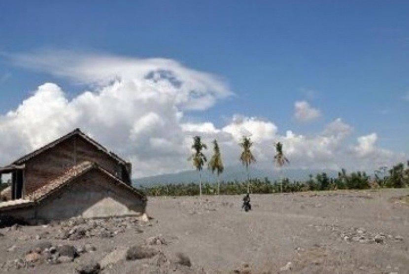 Lautan pasir di desa di lereng Gunung Merapi