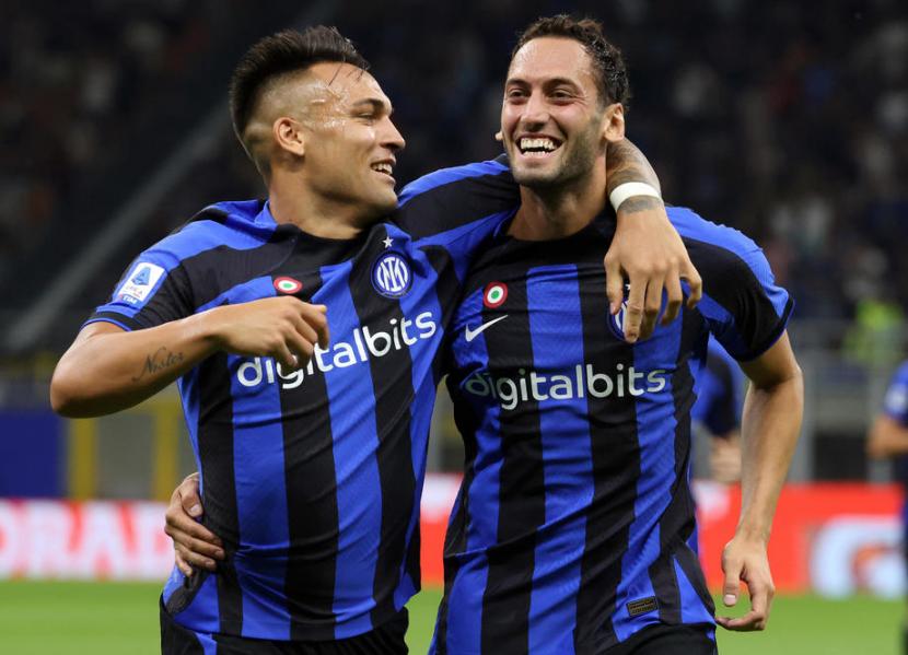 Lautaro Martinez dan Hakan Calhanoglu (kanan), dua pencetak gol Inter Milan saat mengalahkan Spezia 3-0.