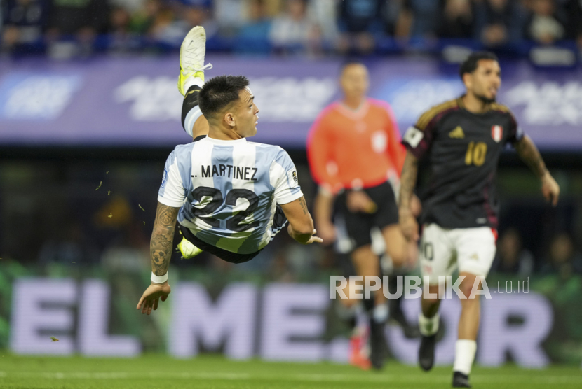 Lautaro Martinez dari Argentina mencetak gol pembuka timnya saat melawan Peru dalam pertandingan kualifikasi Piala Dunia FIFA 2026 Zona Conmebol di Stadion La Bombonera di Buenos Aires, Argentina, Rabu, 19 November 2024 pagi WIB. 