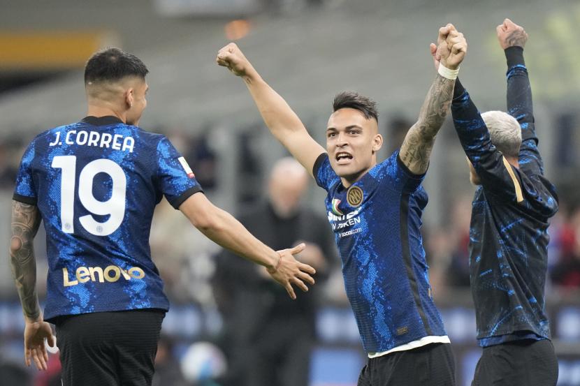 Lautaro Martinez dari Inter Milan merayakan gol bersama rekan-rekan setimnya.