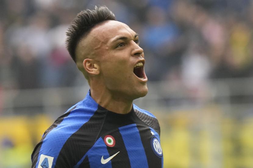 Lautaro Martinez dari Inter Milan merayakan setelah mencetak gol pertama timnya selama pertandingan sepak bola Serie A antara Inter Milan dan Salernitana di stadion San Siro di Milan, Italia, Ahad, 16 Oktober 2022. 