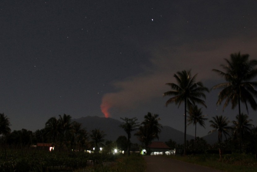 Lava pijar dan asap solfatara menyembur dari Gunung Raung terlihat dari Desa Sumber Arum, Songgon, Banyuwangi, Jawa Timur, Sabtu (4/7)