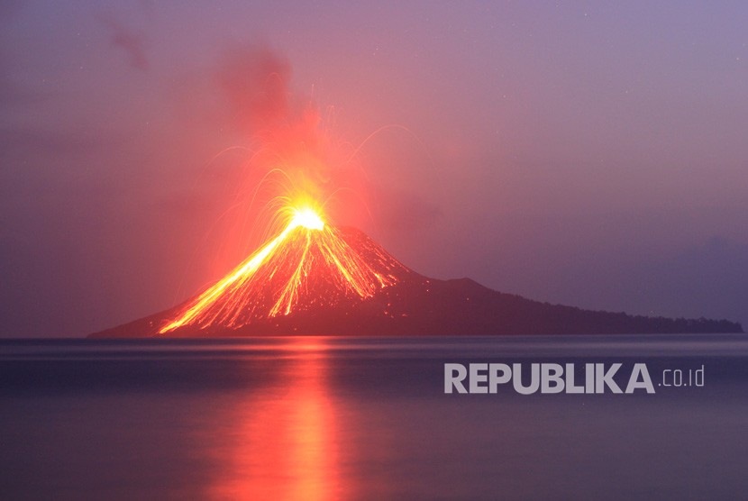 Lava pijar dari Gunung Anak Krakatau di perairan Selat Sunda, Kalianda, Lampung Selatan, Kamis (19/7).