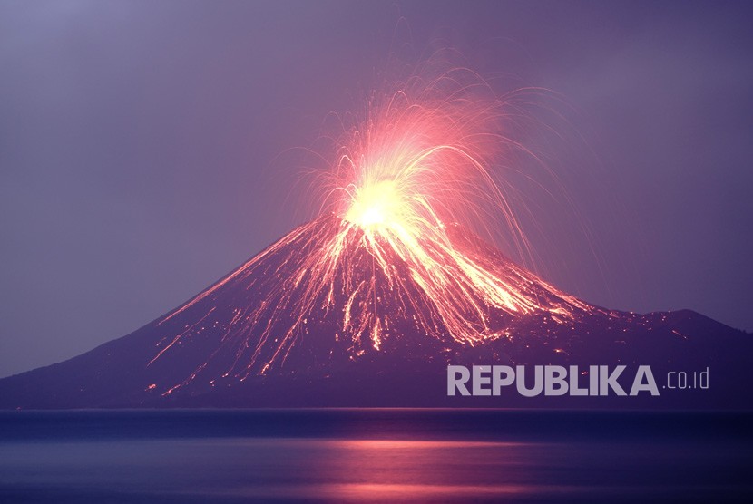 Lava pijar dari Gunung Anak Krakatau di perairan Selat Sunda, Kalianda, Lampung Selatan.