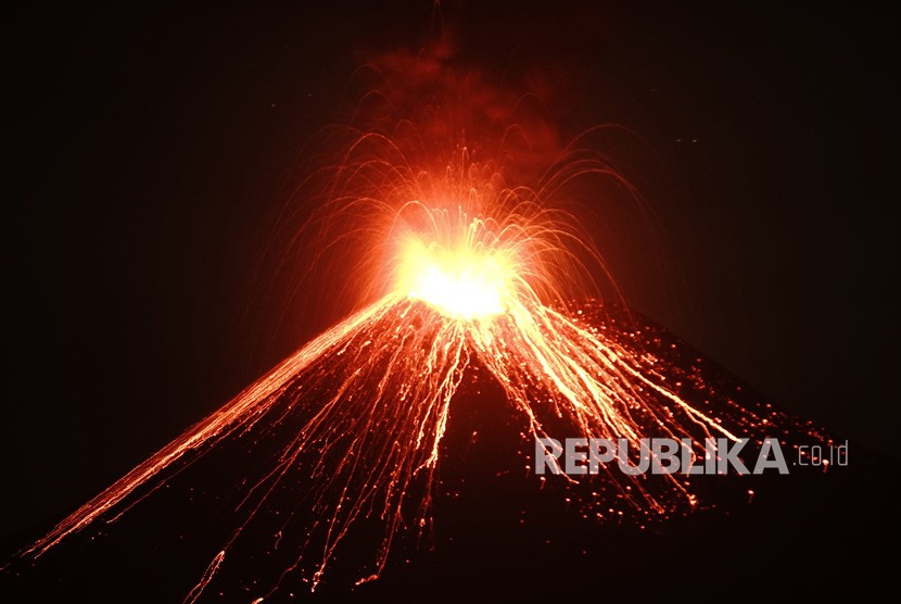 Lava pijar dari Gunung Anak Krakatau di perairan Selat Sunda, Kalianda, Lampung Selatan, Kamis (19/7). 