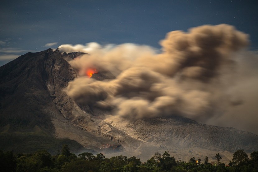 Lava pijar disertai debu vulkanik meluncur di lereng Gunung Sinabung, tampak dari Desa Tiga Pancur, Karo, Sumut, Kamis (9/10).(Andara/Endro Lewa)