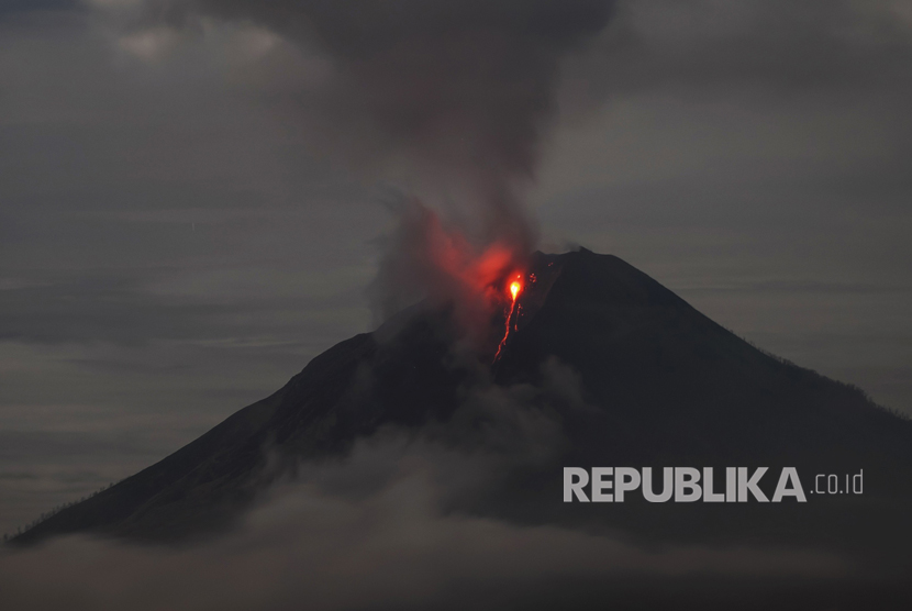 Lava pijar mengalir dari puncak Gunung Sinabung saat erupsi, di Karo, Sumatera Utara, Selasa (8/8) dini hari. 