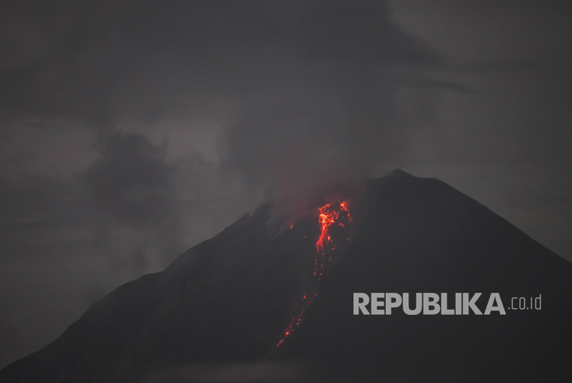 Lava pijar mengalir dari puncak Gunung Sinabung saat erupsi (ilustrasi) 