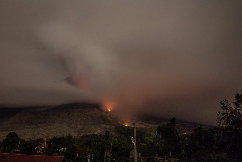  Lava pijar mengalir di lereng Gunung Sinabung difoto dari Desa Gamber, Karo, Sumut, Minggu (29/6) malam. 