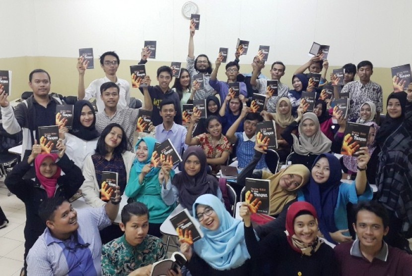 Lawan hoaks, mahasiswa Unindra luncurkan buku karya jurnalistik.