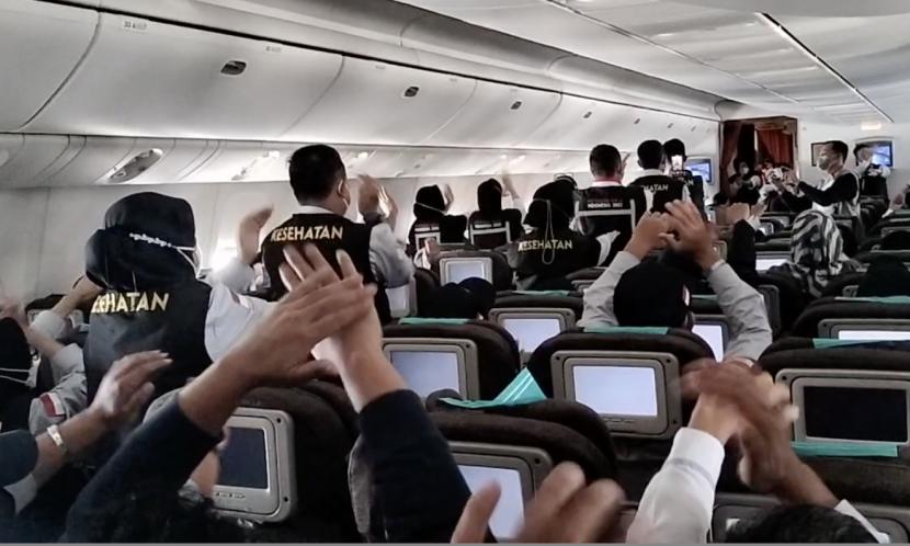  Jaga Kesehatan Saat Penerbangan Haji dengan Senam Ringan di Pesawat. Foto:  Lawan jenuh di perjalanan, PPIH Arab Saudi lakukan senam  di dalam pesawat.