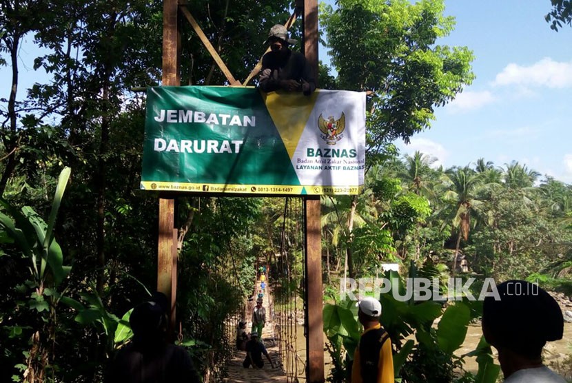 Layanan Aktif BAZNAS (LAB) membangun jembatan  yang menghubungkan Desa Simpang Garut dengan Desa Cempakasari, Tasikmalaya, Jawa Barat. Pembangunan yang selesai dalam sepekan (19-26 Oktober 2017) dengan melibatkan warga ini kini bisa dimanfaatkan 4.629 jiwa dalam 1.279 kepala keluarga.