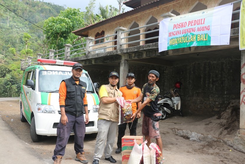 Layanan BMH kepada para pengungsi erupsi Gunung Agung di posko pengungsi, Bali.