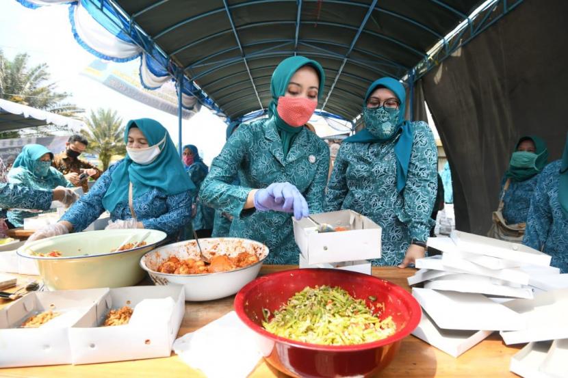 Layanan dapur umum untuk Gerakan Nasi Bungkus (Gasibu) yang didirikan Pemprov Jawa Barat di masa tanggap darurat Covid-19 terus berjalan. 