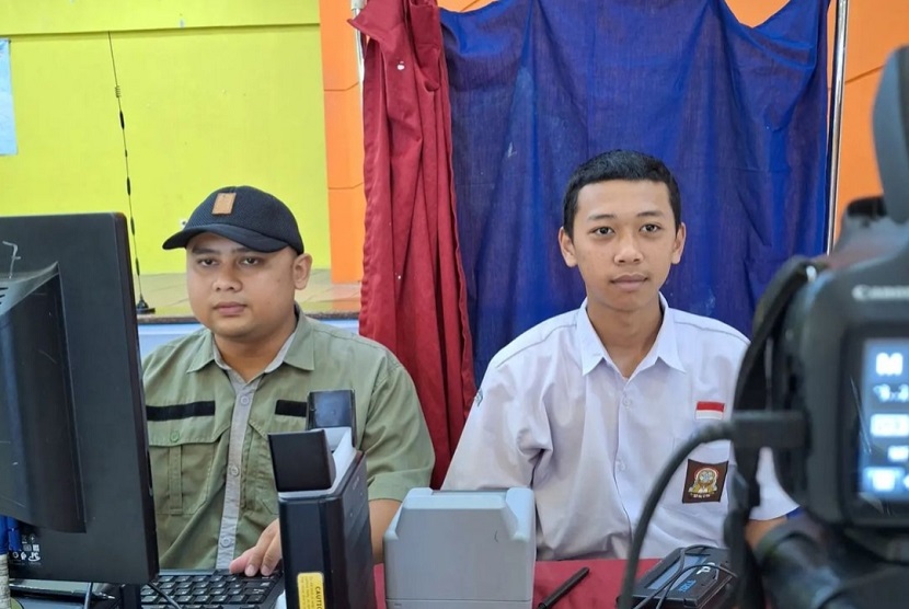 (ILUSTRASI) Pelayanan jemput bola Dinas Kependudukan dan Pencatatan Sipil (Disdukcapil) Kota Sukabumi untuk perekaman data KTP-el pelajar.